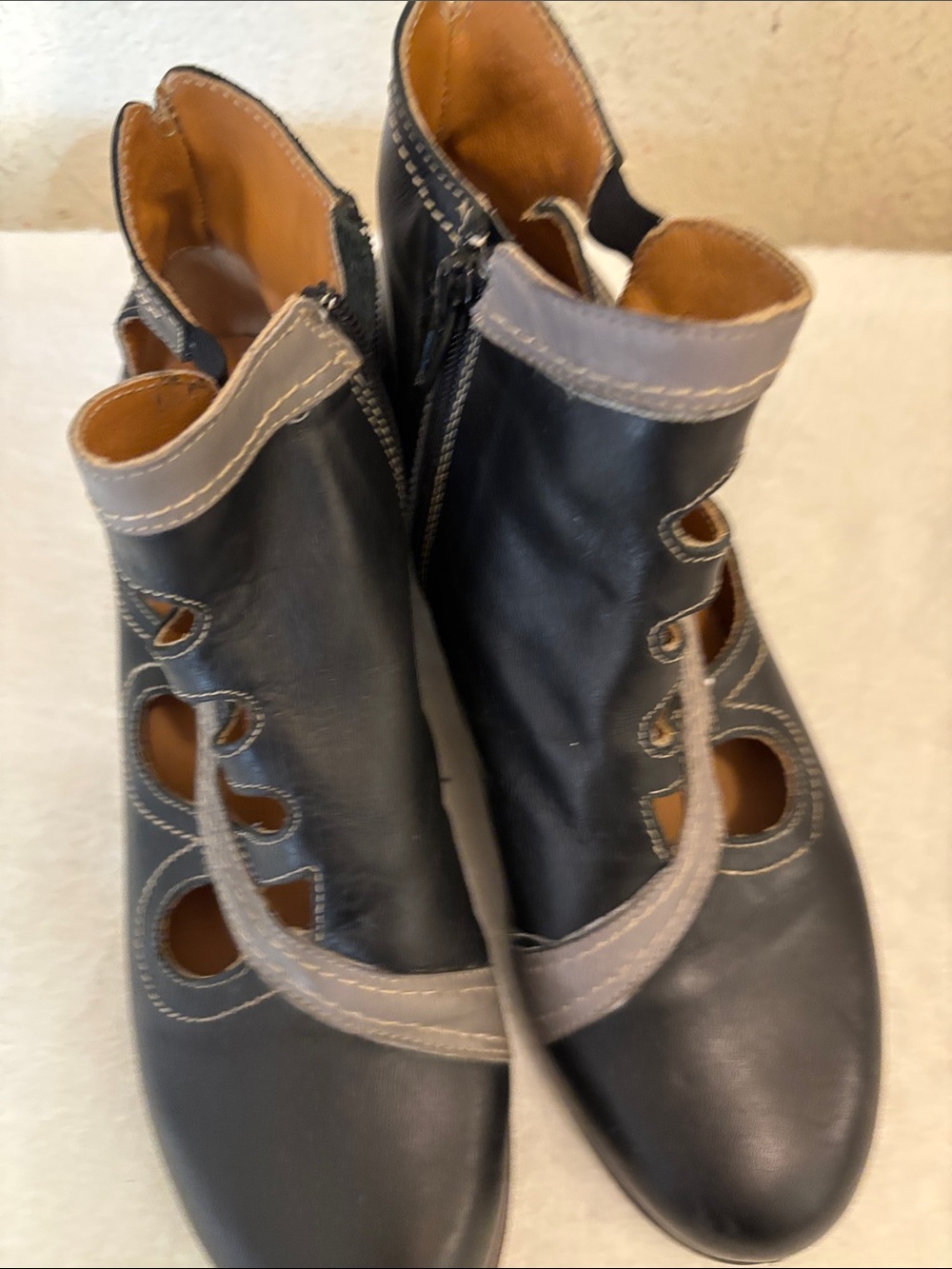 Validi  Leather Ankle Boots Bootie/Shoes Side Zip Black/Gray Cut-Out Design Sz 3